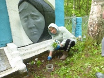 ребята из дома детского творчества г. Духовщины в Хуторе Титово покрасили ограду и высадили цветы возле обелиска - фото - 7
