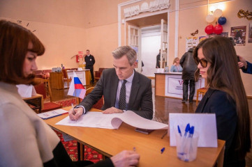 василий Анохин принял участие в голосовании по выбору Президента России. На участок пришёл вместе с женой в первый час после открытия - фото - 1