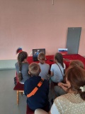 в Духовщинском районном доме культуры прошла тематическая программа, посвящённая Дню Российского флага - фото - 3