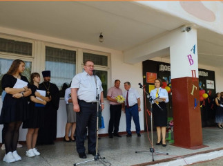 глава Духовщинского района Борис Петифоров поздравил озерненских школьников с 1 сентября - фото - 11