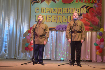 9 мая в Духовщинском районном доме культуры прошёл праздничный концерт "Великий Май! Чтобы помнили в веках!" - фото - 9