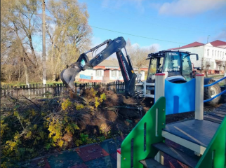 в городе Духовщине продолжается строительство детской площадки на улице Советской - фото - 1