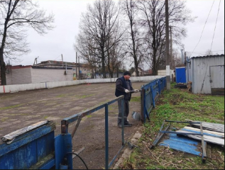 в городе Духовщине начали ремонтировать хоккейную коробку - фото - 2