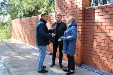 глава округа Виктор Молотков проверил ход работ на памятнике в деревне Петрищево - фото - 4