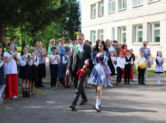 для выпускников образовательных учреждений Духовщинского округа прозвенели последние школьные звонки - фото - 9