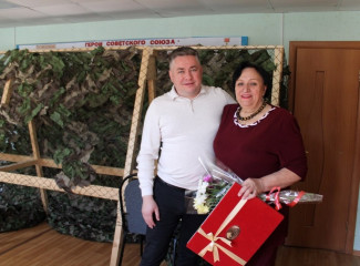 глава округа Виктор Молотков поздравил председателя Духовщинского районного совета ветеранов Нину Сергеевну Иванову с днем рождения - фото - 1