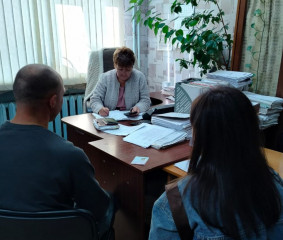 специалисты отдела экономического развития, имущественных и земельных отношений администрации Духовщинского округа продолжают консультировать жителей о мерах государственной поддержки предпринимателей - фото - 1