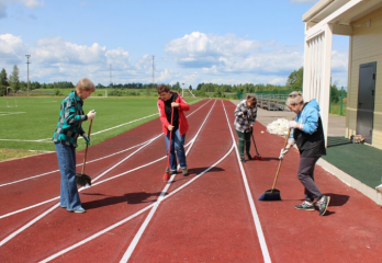 в Духовщине провели субботник на стадионе - фото - 9