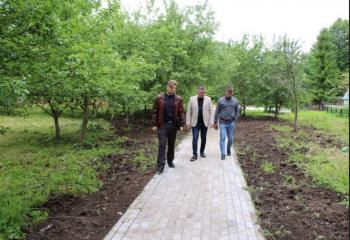 в Духовщине в семейном яблоневом саду идет благоустройство - фото - 5
