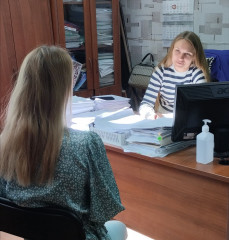 специалисты отдела экономического развития, имущественных и земельных отношений администрации Духовщинского округа продолжают консультировать жителей о мерах государственной поддержки предпринимателей - фото - 1