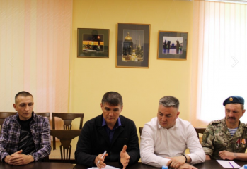 в городе Духовщине состоялась встреча участников специальной военной операции с председателем Ассоциации ветеранов СВО Смоленской области Евгением Селифонтовым - фото - 7