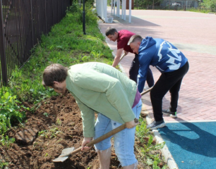 в Духовщине прошла традиционная уборка общественных территорий - фото - 10