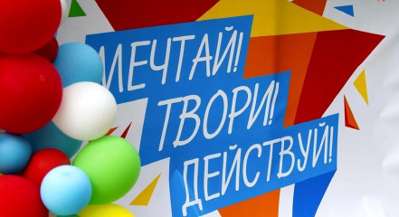 глава муниципального образования "Духовщинский муниципальный округ" Виктор Молотков поздравил с днем молодежи - фото - 1