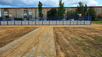 филиал «Смоленская ГРЭС» ПАО «Юнипро» приступил к работам по благоустройству универсального спортивного комплекса в поселке Озерный - фото - 1