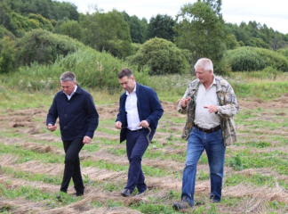 заместитель председателя Правительства Смоленской области Алексей Кучумов и глава округа Виктор Молотков посетили крестьянско-фермерское хозяйство семьи Шманьковых в деревне Шиловичи - фото - 9