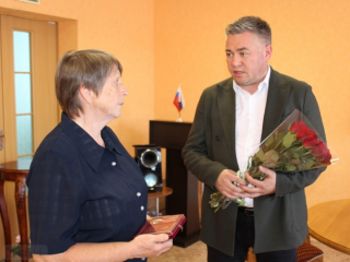 матери героя СВО из поселка Озерный вручили Орден Мужества - фото - 4