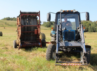 в округе параллельно с уборкой урожая идет заготовка кормов - фото - 2