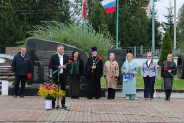 на главной площади города Духовщины сегодня прошел митинг, посвящённый 82 годовщине освобождения Духовщинского округа от фашистских захватчиков - фото - 10