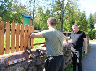 продолжаем работы по благоустройству детской площадки на улице Советской в городе Духовщине - фото - 3