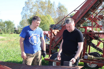 в хозяйстве индивидуальных предпринимателей Виталия Комиссарова, Андрея и Николая Черненковых полным ходом идет уборка урожая - фото - 5