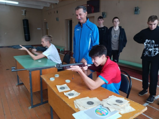 сегодня в поселке Озерный на базе средней школы прошел фестиваль по выполнению нормативов Всероссийского физкультурно-спортивного комплекса ГТО - фото - 4