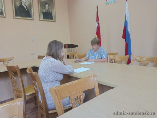 специалисты отдела экономического развития, имущественных и земельных отношений администрации Духовщинского округа продолжают консультировать жителей о мерах государственной поддержки предпринимателей - фото - 1