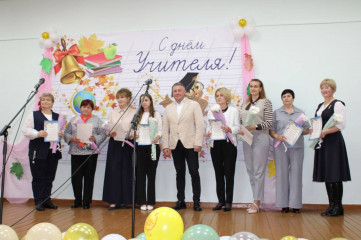 сегодня глава нашего округа Виктор Молотков вместе с депутатом облдумы Алексеем Василенковым поздравили педагогов Духовщинского округа с профессиональным праздником - Днем учителя - фото - 10