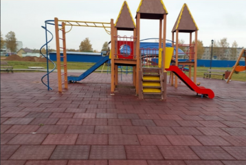 в рамках масштабной программы по благоустройству, направленной на создание комфортной городской среды, в Духовщинском округе в этом году продолжилось благоустройство детской площадки в поселке Озерный - фото - 1