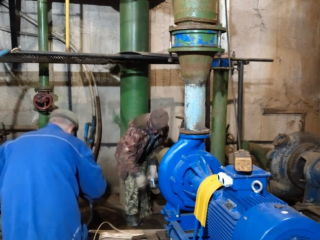 в посёлке Озерный завершены работы по ремонту канализационного насоса - фото - 2