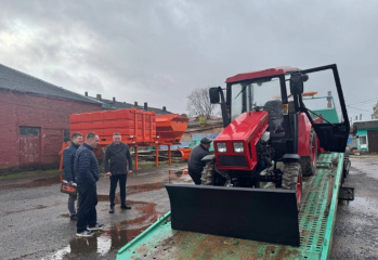 приобретена коммунальная техника для содержания и обслуживания улично-дорожной сети города Духовщины - фото - 2