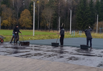 на стадионе в поселке Озерный начались работы по устройству травмобезопасного покрытия на баскетбольной площадке - фото - 1