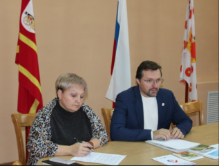 в администрации Духовщинского округа состоялась рабочая встреча директора департамента по взаимодействию с общественными объединениями Министерства Смоленской области по внутренней политике Петра Липатова с диаконом храма Святого Духа Сергеем Матиным - фото - 4