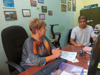 специалисты отдела экономического развития, имущественных и земельных отношений администрации Духовщинского округа продолжают консультировать жителей о мерах государственной поддержки предпринимателей - фото - 1