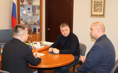 глава округа Виктор Молотков встретился с руководителем ПАО Россети Центр - Филиал «Смоленскэнерго» Романом Дудиным - фото - 1