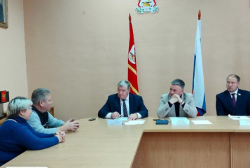 глава округа Виктор Молотков совместно с депутатами Смоленской областной Думы Николаем Дементьевым и Алексеем Василенковым провели прием граждан - фото - 7