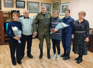 семье героя СВО Романа Семенкова вручили медаль "За отвагу" - фото - 9