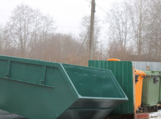 в Духовщине на улицах Квашнина и Глинки установили контейнеры для крупногабаритного мусора - фото - 1
