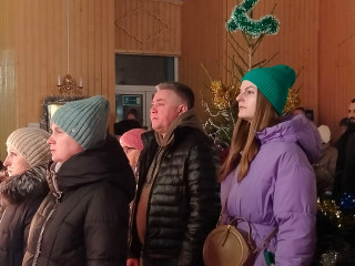 глава округа Виктор Молотков вместе в жителями города Духовщины встретил Рождество Христово в храме Святого Духа - фото - 6