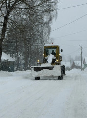 в округе не прекращаются работы по расчистке дорог, тротуаров и общественных территорий от снега - фото - 3