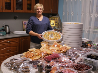 только за новогодние праздники Светлана Мурашкина из Духовщины сделала 5 ведер пастилы, 60 килограммов конфет и много вяленой хурмы - фото - 10