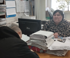 специалисты отдела экономического развития, имущественных и земельных отношений администрации Духовщинского округа продолжают консультировать жителей о мерах государственной поддержки предпринимателей - фото - 1