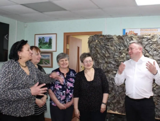 виктор Молотков поздравил духовщинских серебряных волонтеров с наступающим Международным женским днем - фото - 2