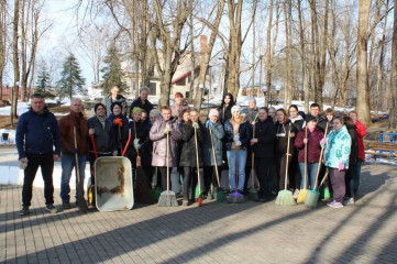 сегодня в Духовщине прошел первый весенний субботник - фото - 10