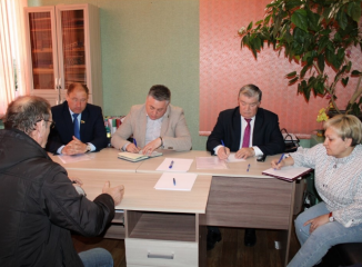 виктор Молотков вместе с депутатами обл Думы провел прием - фото - 6