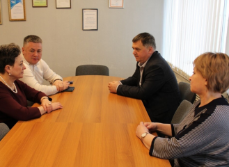 виктор Молотков встретился с главным врачом Ярцевской ЦРБ Русланом Федоровым - фото - 2