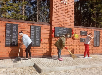 продолжаем убирать и благоустраивать памятные места и воинские захоронения - фото - 9