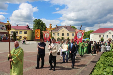 после Божественной литургии в храме Святого Духа состоялся крестный ход - фото - 7