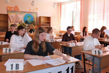 одиннадцатиклассники написали ЕГЭ по русскому языку - фото - 9