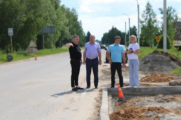 в Озерном идет строительство тротуаров и детской площадки - фото - 5